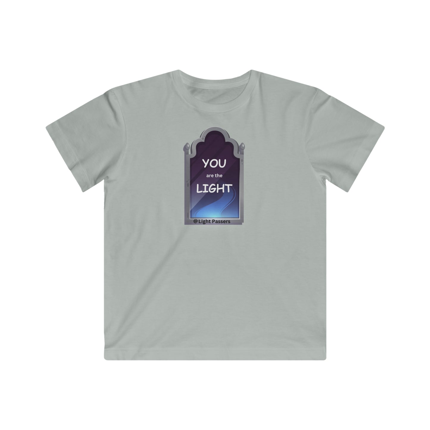 A youth t-shirt featuring a light graphic, made of soft jersey fabric. 100% combed ringspun cotton, tear away label, and a regular fit. Ideal for a playful and comfortable style.