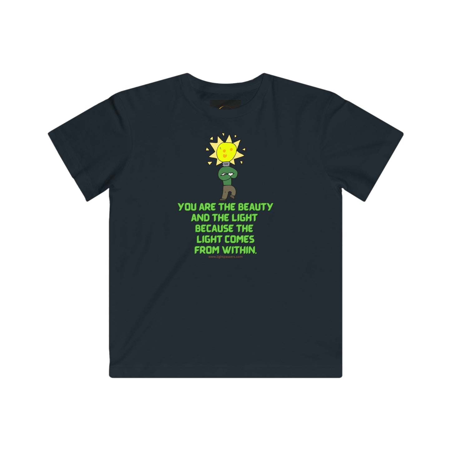 Youth t-shirt featuring a cartoon character with a light bulb head. Made of 100% combed ringspun cotton, light fabric, tear away label, and a regular fit. Ideal for a playful and comfortable look.