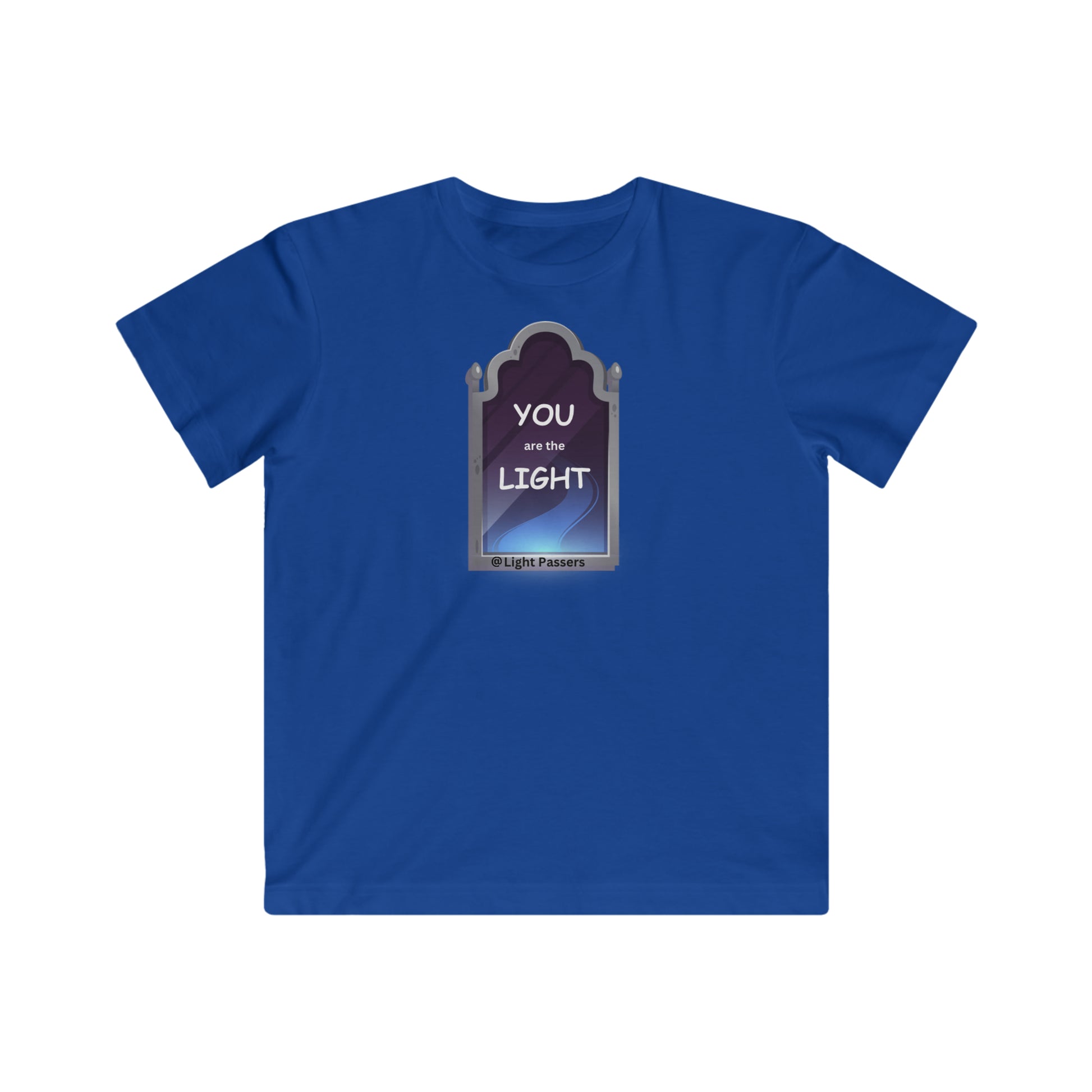 Youth T-shirt featuring a light design on blue fabric. Soft jersey material, tear-away label, and regular fit for comfort. 100% combed ringspun cotton. Ideal for a playful and stylish look.